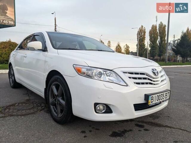 Белый Тойота Камри, объемом двигателя 2.4 л и пробегом 200 тыс. км за 11000 $, фото 1 на Automoto.ua