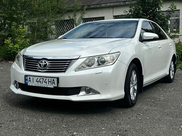 Білий Тойота Камрі, об'ємом двигуна 2.5 л та пробігом 200 тис. км за 12000 $, фото 1 на Automoto.ua