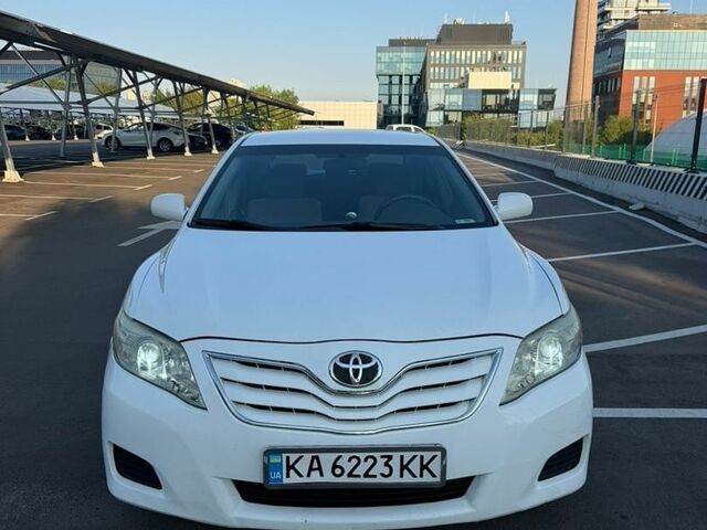 Белый Тойота Камри, объемом двигателя 2.49 л и пробегом 220 тыс. км за 10500 $, фото 1 на Automoto.ua