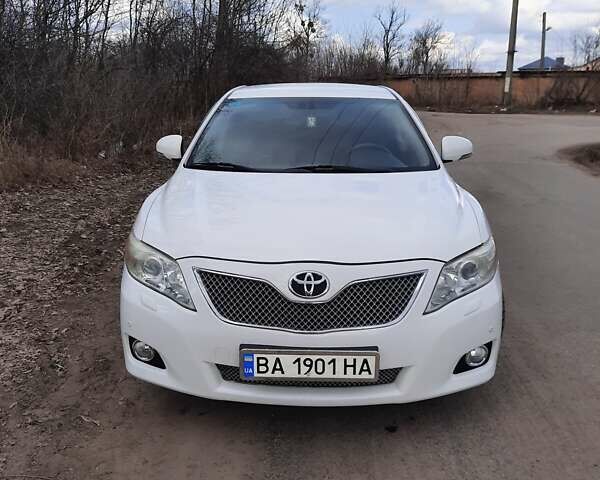 Белый Тойота Камри, объемом двигателя 2.36 л и пробегом 195 тыс. км за 10500 $, фото 1 на Automoto.ua