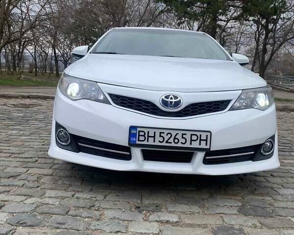 Белый Тойота Камри, объемом двигателя 2.49 л и пробегом 135 тыс. км за 9300 $, фото 1 на Automoto.ua