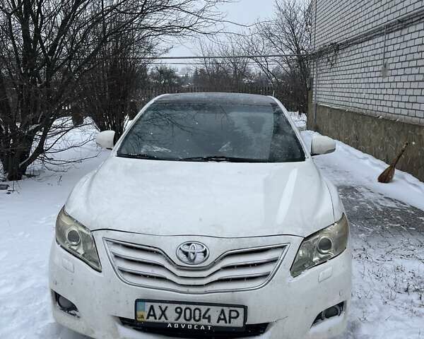 Білий Тойота Камрі, об'ємом двигуна 2.4 л та пробігом 300 тис. км за 5000 $, фото 1 на Automoto.ua