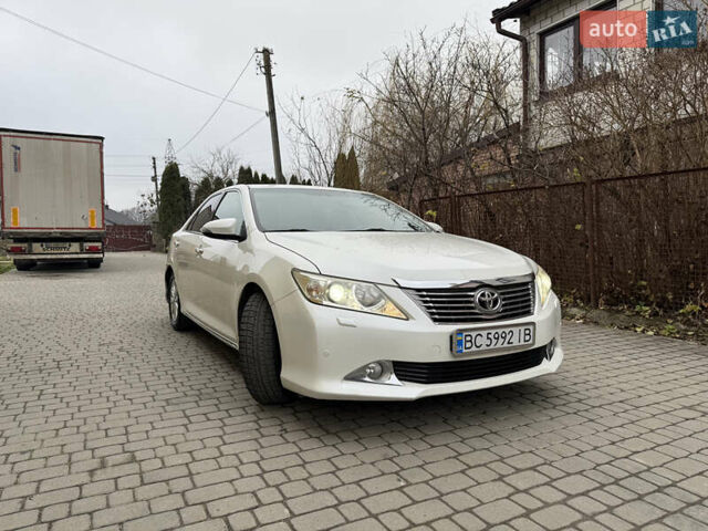 Білий Тойота Камрі, об'ємом двигуна 2.49 л та пробігом 216 тис. км за 12500 $, фото 1 на Automoto.ua