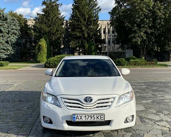 Белый Тойота Камри, объемом двигателя 2.36 л и пробегом 210 тыс. км за 12100 $, фото 1 на Automoto.ua