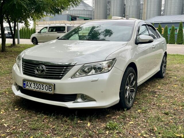 Белый Тойота Камри, объемом двигателя 2.5 л и пробегом 220 тыс. км за 13480 $, фото 1 на Automoto.ua