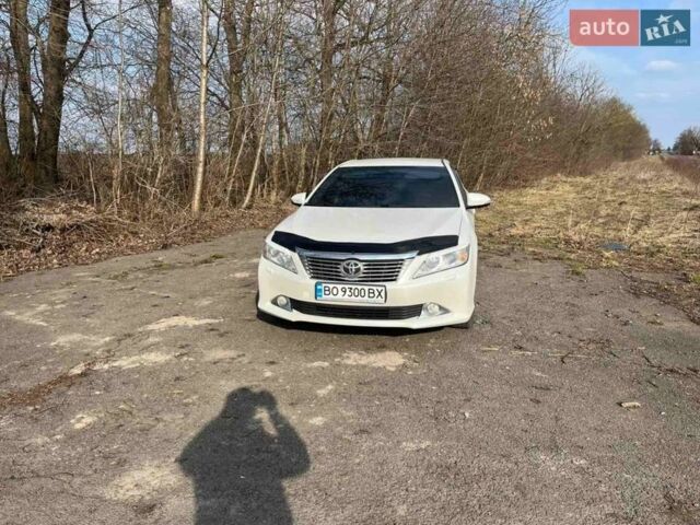 Белый Тойота Камри, объемом двигателя 2.5 л и пробегом 250 тыс. км за 12800 $, фото 1 на Automoto.ua
