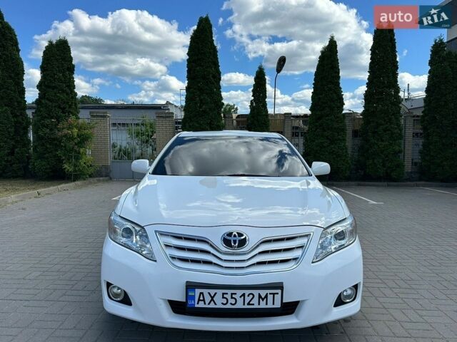 Белый Тойота Камри, объемом двигателя 3.46 л и пробегом 156 тыс. км за 12900 $, фото 1 на Automoto.ua