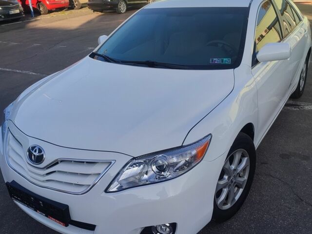 Белый Тойота Камри, объемом двигателя 2.5 л и пробегом 201 тыс. км за 10500 $, фото 1 на Automoto.ua