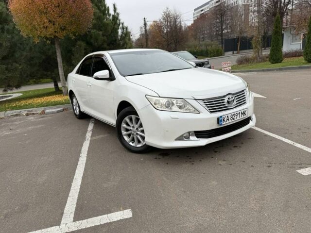 Белый Тойота Камри, объемом двигателя 2.5 л и пробегом 230 тыс. км за 10600 $, фото 1 на Automoto.ua