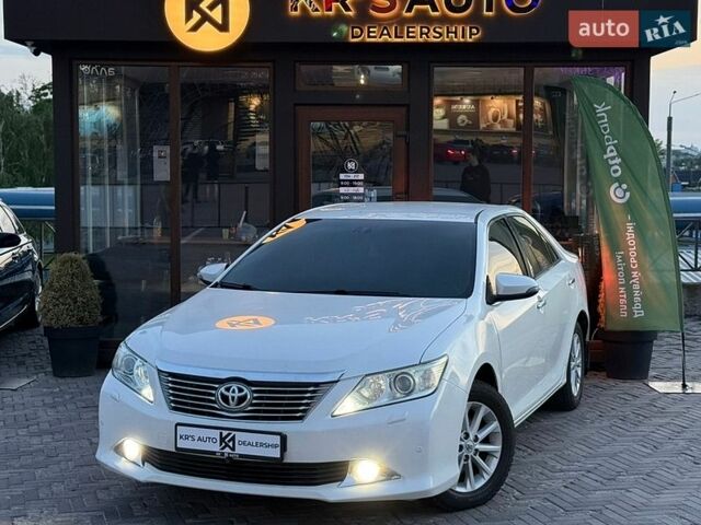 Белый Тойота Камри, объемом двигателя 2.5 л и пробегом 260 тыс. км за 10300 $, фото 1 на Automoto.ua