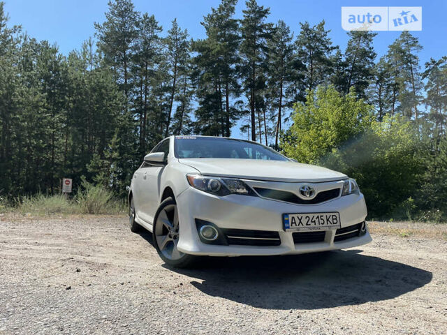Белый Тойота Камри, объемом двигателя 2.5 л и пробегом 227 тыс. км за 10500 $, фото 1 на Automoto.ua