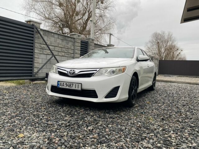 Білий Тойота Камрі, об'ємом двигуна 2.5 л та пробігом 230 тис. км за 10000 $, фото 1 на Automoto.ua