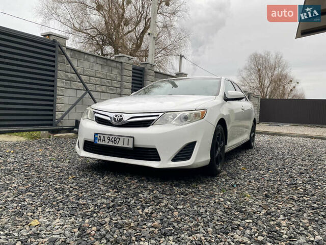 Білий Тойота Камрі, об'ємом двигуна 2.5 л та пробігом 230 тис. км за 10000 $, фото 1 на Automoto.ua