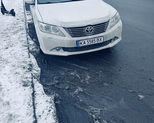 Белый Тойота Камри, объемом двигателя 3.46 л и пробегом 271 тыс. км за 18300 $, фото 1 на Automoto.ua