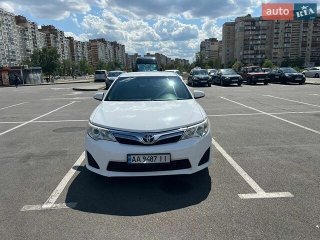 Білий Тойота Камрі, об'ємом двигуна 2.49 л та пробігом 253 тис. км за 10500 $, фото 1 на Automoto.ua