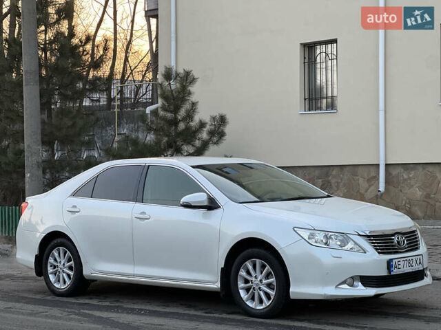 Белый Тойота Камри, объемом двигателя 2.5 л и пробегом 172 тыс. км за 12200 $, фото 1 на Automoto.ua
