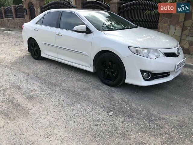 Белый Тойота Камри, объемом двигателя 2.5 л и пробегом 180 тыс. км за 10800 $, фото 1 на Automoto.ua