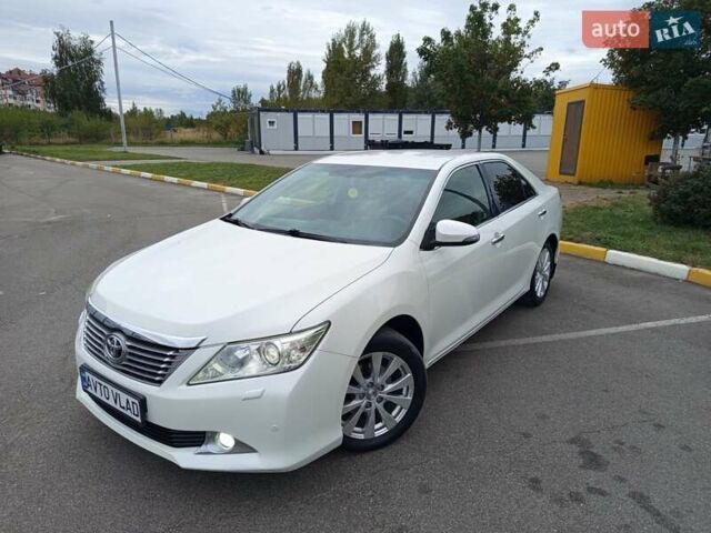 Белый Тойота Камри, объемом двигателя 2.5 л и пробегом 236 тыс. км за 13500 $, фото 1 на Automoto.ua