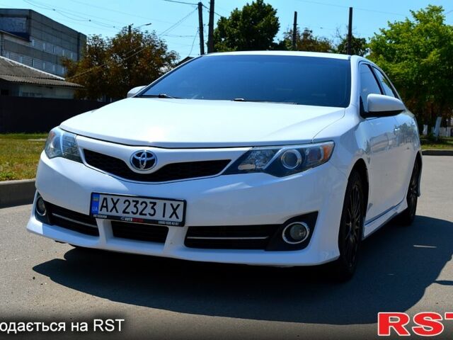 Белый Тойота Камри, объемом двигателя 2.5 л и пробегом 189 тыс. км за 12500 $, фото 1 на Automoto.ua