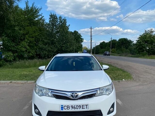 Белый Тойота Камри, объемом двигателя 2.49 л и пробегом 280 тыс. км за 11000 $, фото 1 на Automoto.ua