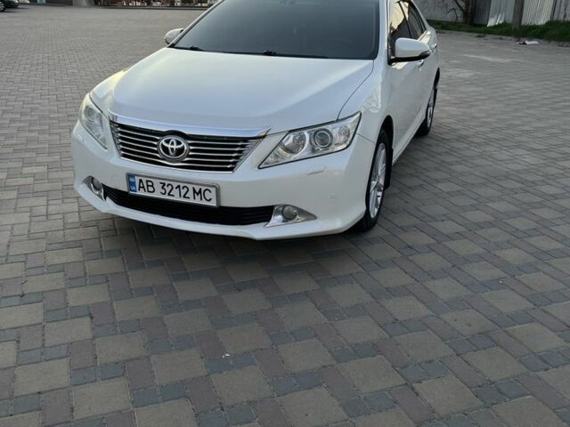 Белый Тойота Камри, объемом двигателя 2.5 л и пробегом 285 тыс. км за 13700 $, фото 1 на Automoto.ua