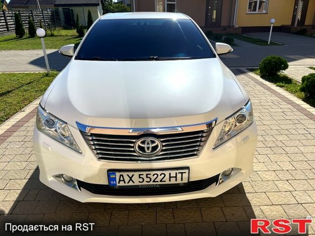 Белый Тойота Камри, объемом двигателя 2.5 л и пробегом 174 тыс. км за 15800 $, фото 1 на Automoto.ua