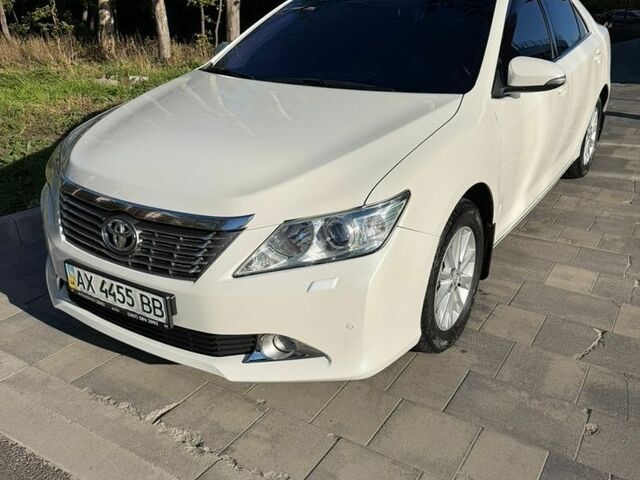 Білий Тойота Камрі, об'ємом двигуна 2.5 л та пробігом 200 тис. км за 13900 $, фото 1 на Automoto.ua