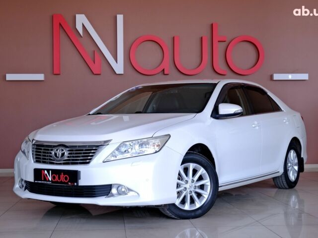 Белый Тойота Камри, объемом двигателя 2.5 л и пробегом 138 тыс. км за 13500 $, фото 1 на Automoto.ua