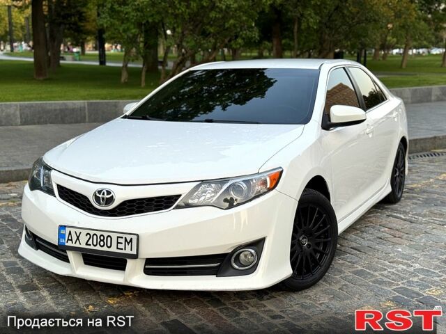 Белый Тойота Камри, объемом двигателя 2.5 л и пробегом 177 тыс. км за 11800 $, фото 1 на Automoto.ua