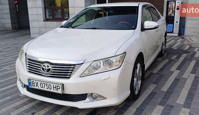 Белый Тойота Камри, объемом двигателя 2.5 л и пробегом 230 тыс. км за 13250 $, фото 1 на Automoto.ua