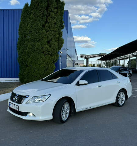 Белый Тойота Камри, объемом двигателя 2.5 л и пробегом 220 тыс. км за 13900 $, фото 1 на Automoto.ua