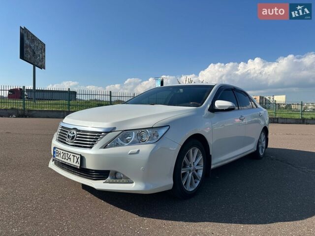 Белый Тойота Камри, объемом двигателя 2.5 л и пробегом 183 тыс. км за 14000 $, фото 1 на Automoto.ua