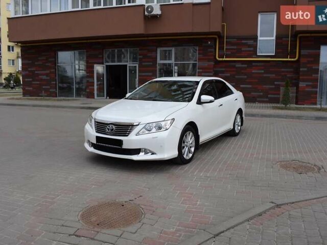 Белый Тойота Камри, объемом двигателя 2.5 л и пробегом 187 тыс. км за 12850 $, фото 1 на Automoto.ua