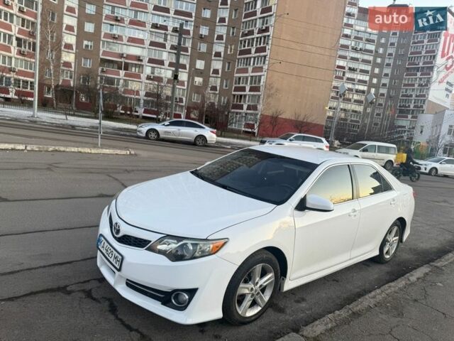 Белый Тойота Камри, объемом двигателя 2.49 л и пробегом 238 тыс. км за 9500 $, фото 1 на Automoto.ua