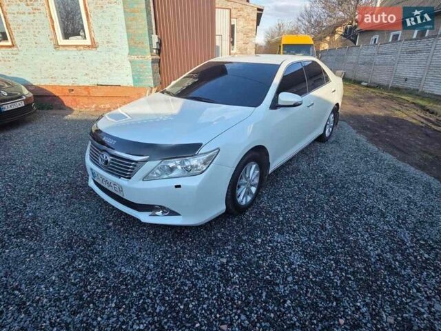Белый Тойота Камри, объемом двигателя 2.5 л и пробегом 230 тыс. км за 11900 $, фото 1 на Automoto.ua