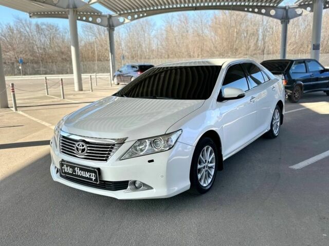 Белый Тойота Камри, объемом двигателя 0 л и пробегом 219 тыс. км за 12300 $, фото 1 на Automoto.ua