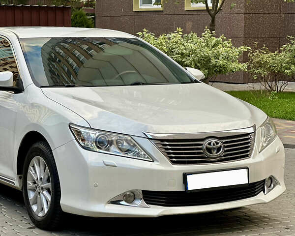 Білий Тойота Камрі, об'ємом двигуна 2.5 л та пробігом 262 тис. км за 13500 $, фото 1 на Automoto.ua