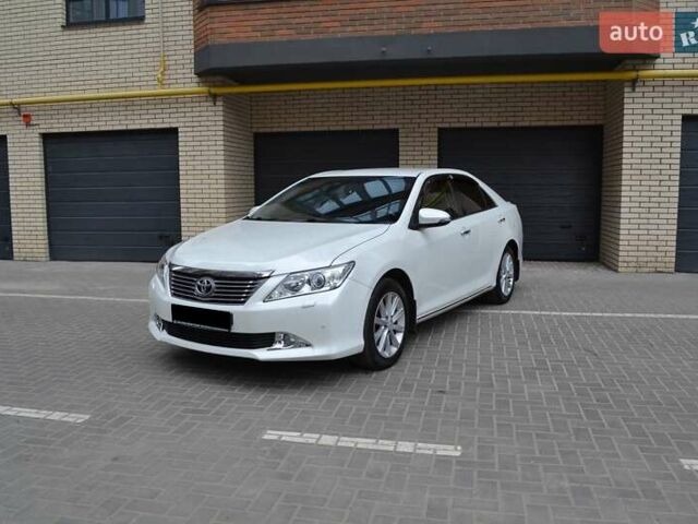 Белый Тойота Камри, объемом двигателя 2.49 л и пробегом 189 тыс. км за 12600 $, фото 1 на Automoto.ua
