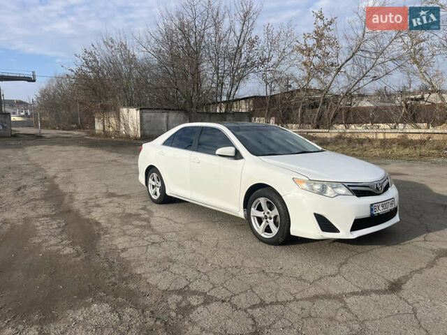 Белый Тойота Камри, объемом двигателя 2.5 л и пробегом 170 тыс. км за 9199 $, фото 1 на Automoto.ua