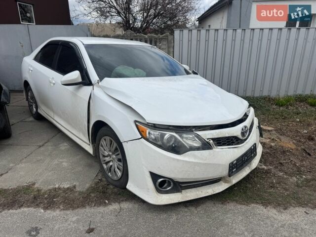 Белый Тойота Камри, объемом двигателя 2.5 л и пробегом 230 тыс. км за 4700 $, фото 1 на Automoto.ua