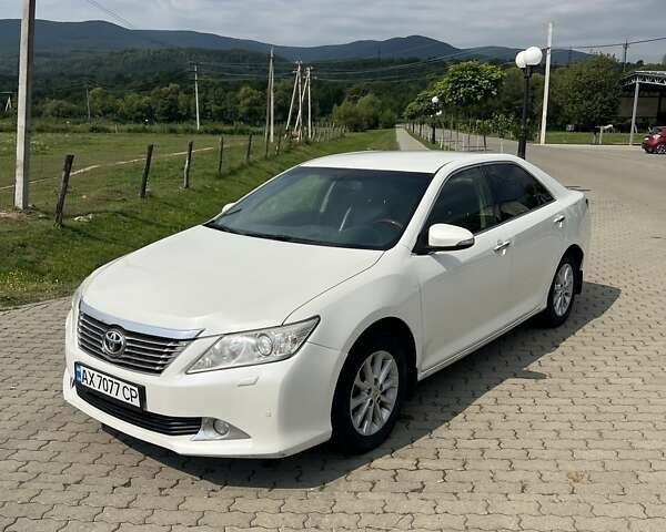 Білий Тойота Камрі, об'ємом двигуна 2.5 л та пробігом 370 тис. км за 12500 $, фото 1 на Automoto.ua