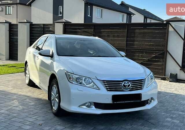 Білий Тойота Камрі, об'ємом двигуна 2.49 л та пробігом 135 тис. км за 13800 $, фото 1 на Automoto.ua