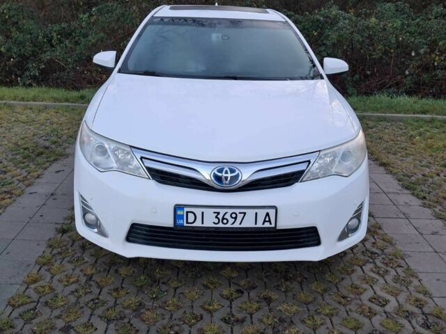 Белый Тойота Камри, объемом двигателя 2.5 л и пробегом 220 тыс. км за 12500 $, фото 1 на Automoto.ua