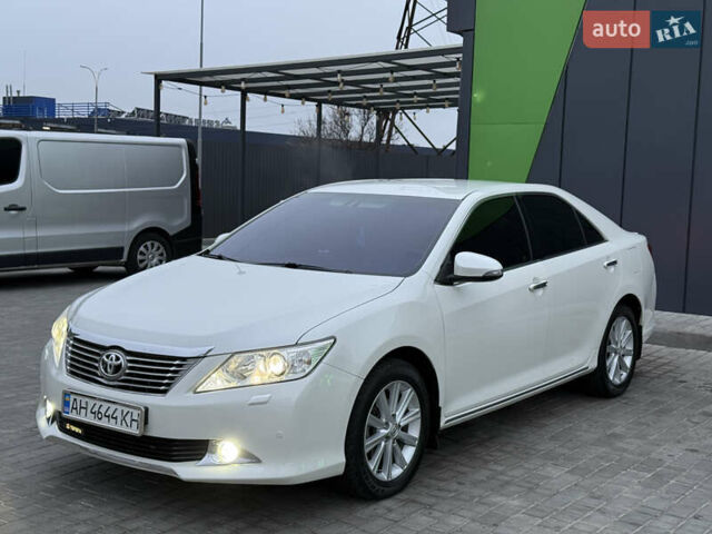 Белый Тойота Камри, объемом двигателя 2.5 л и пробегом 157 тыс. км за 15000 $, фото 1 на Automoto.ua