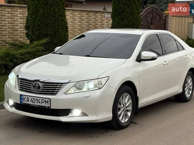 Белый Тойота Камри, объемом двигателя 2.49 л и пробегом 235 тыс. км за 12500 $, фото 1 на Automoto.ua