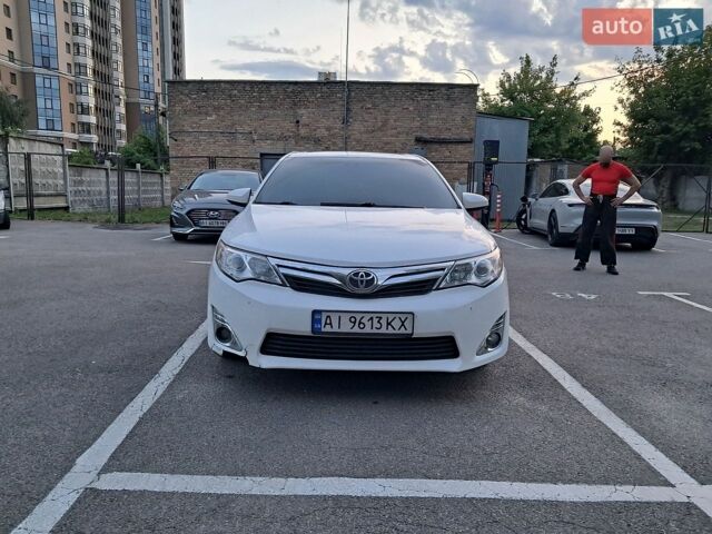 Белый Тойота Камри, объемом двигателя 2.49 л и пробегом 400 тыс. км за 11000 $, фото 1 на Automoto.ua