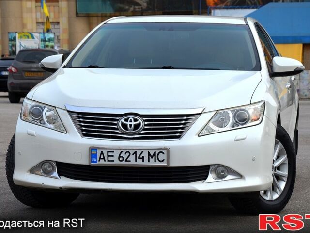 Белый Тойота Камри, объемом двигателя 2.5 л и пробегом 217 тыс. км за 15100 $, фото 1 на Automoto.ua
