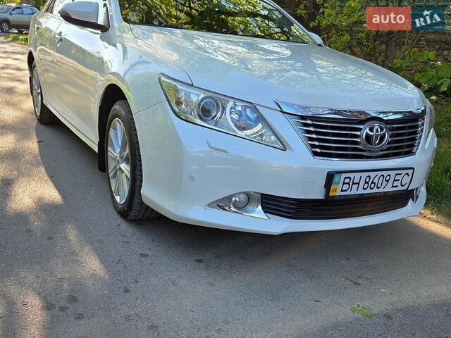 Белый Тойота Камри, объемом двигателя 2.5 л и пробегом 300 тыс. км за 14200 $, фото 1 на Automoto.ua
