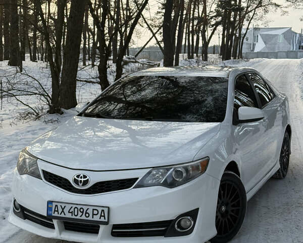 Білий Тойота Камрі, об'ємом двигуна 2.5 л та пробігом 182 тис. км за 10600 $, фото 1 на Automoto.ua