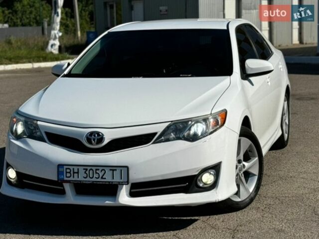 Белый Тойота Камри, объемом двигателя 2.49 л и пробегом 206 тыс. км за 11400 $, фото 1 на Automoto.ua